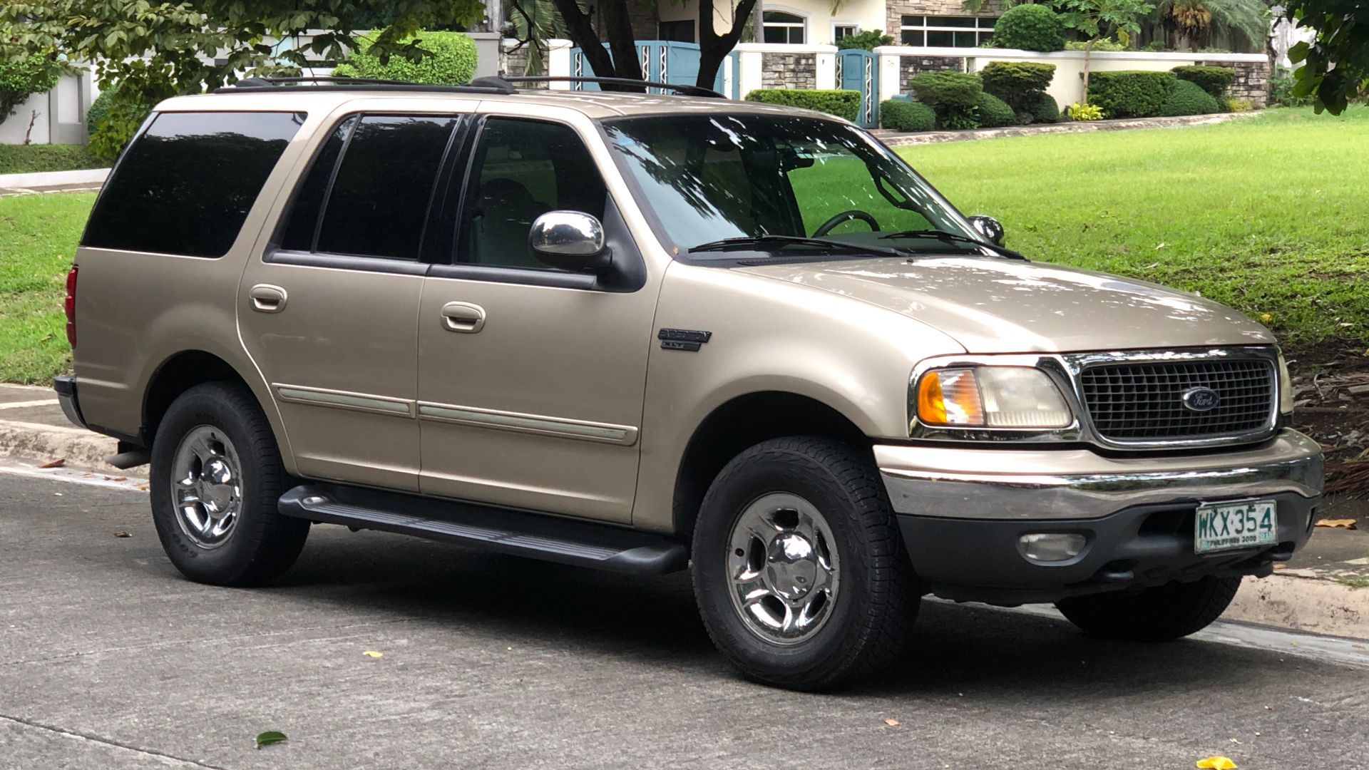 File:Parked Ford Expedition.jpg