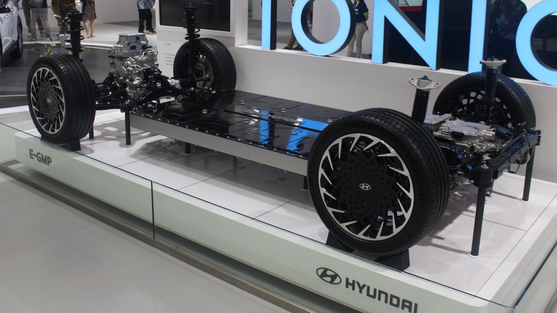 File:Hyundai Electric Global Modular Platform showcase.jpg