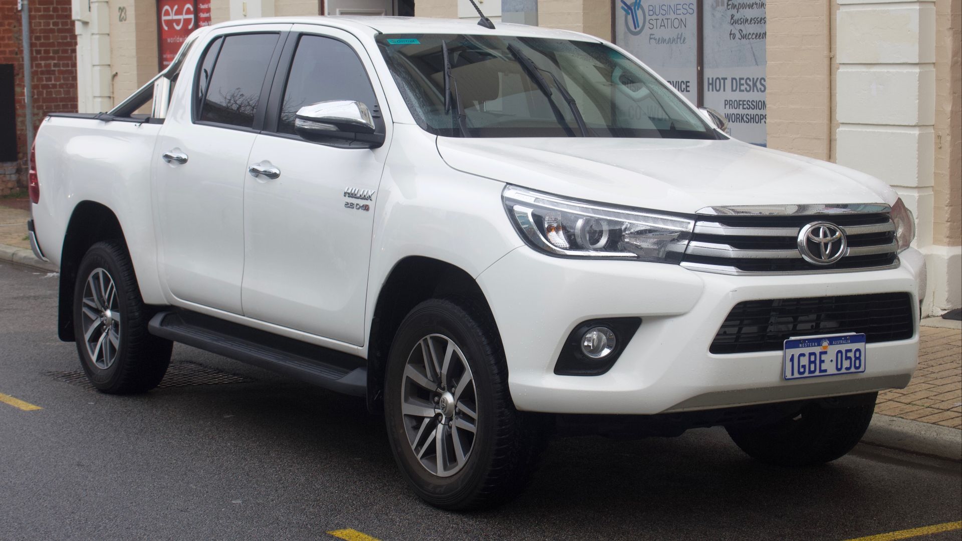 File:2016 Toyota HiLux (GUN136R) SR5 4-door utility (2018-09-03) 01.jpg