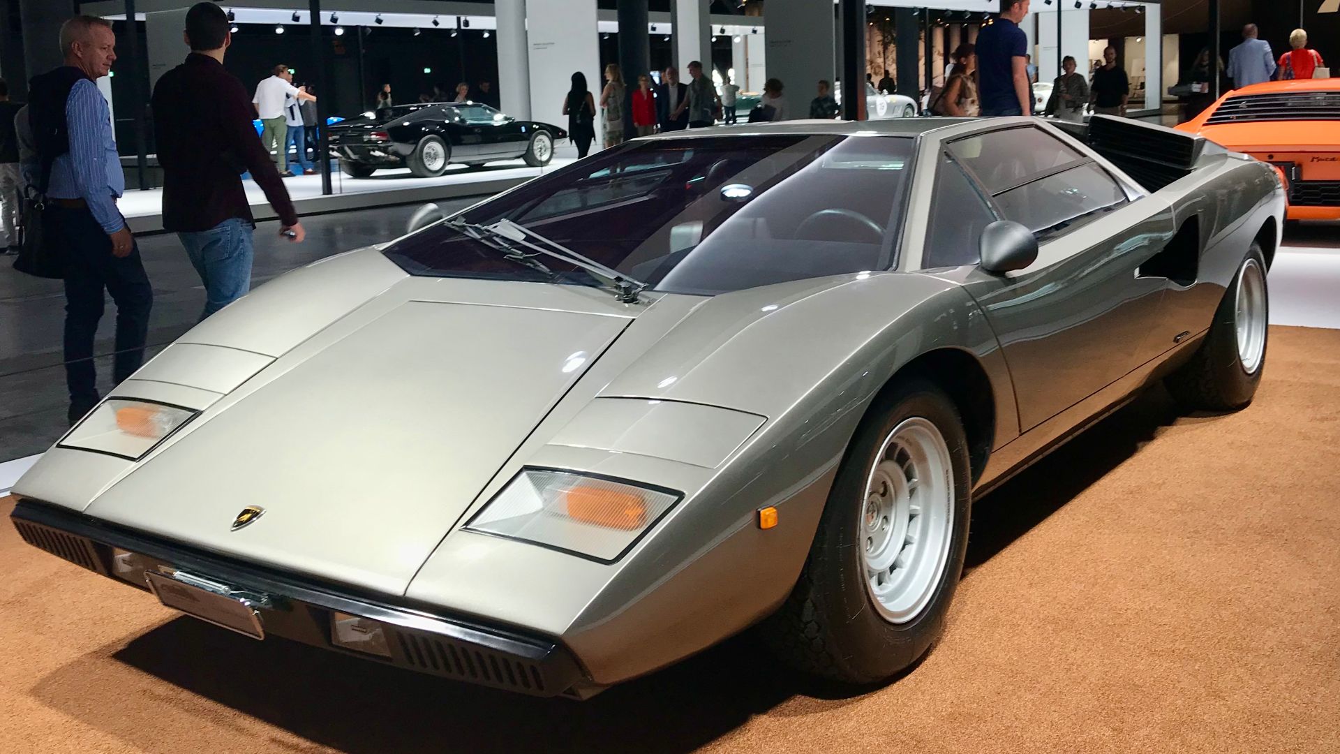 File:1974 Lamborghini Countach LP400 and 1968 Lamborghini Miura P400(featured in 'The Italian Job') 02.jpg