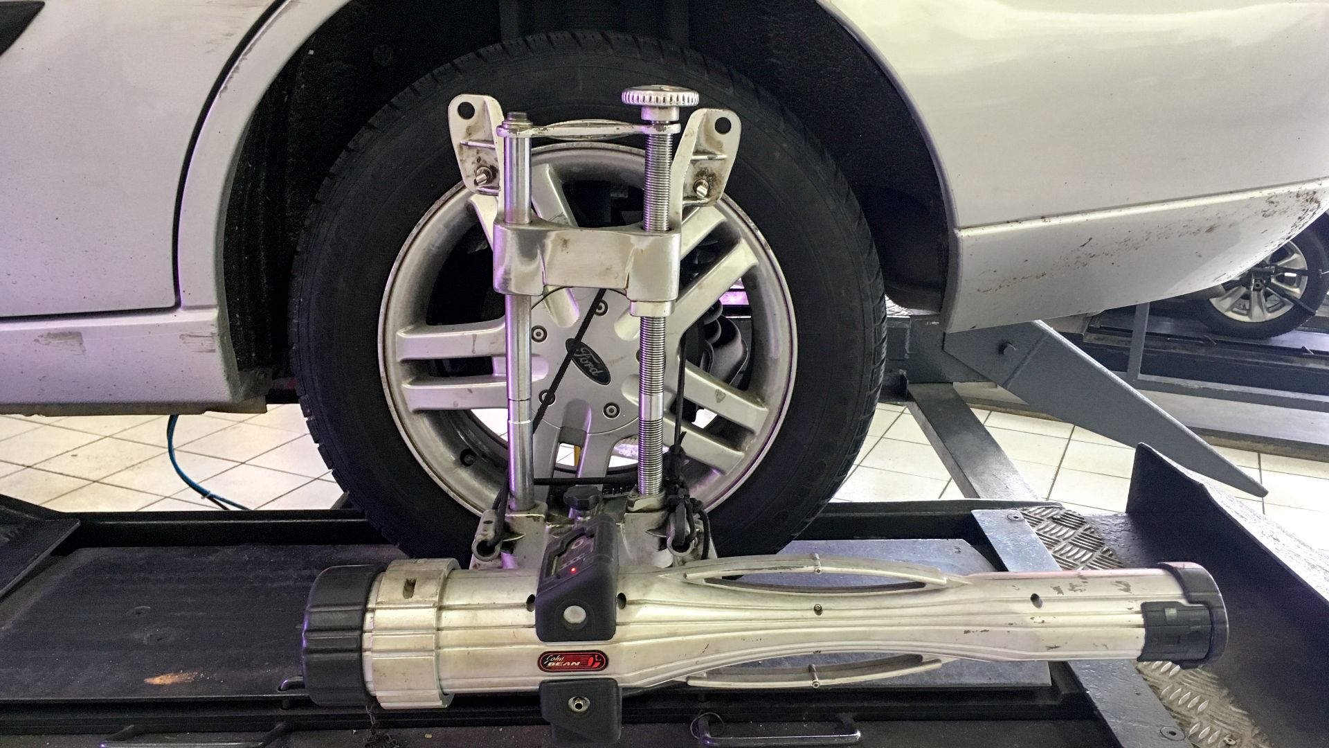 File:Wheel alignment on a Ford Focus 1.jpg