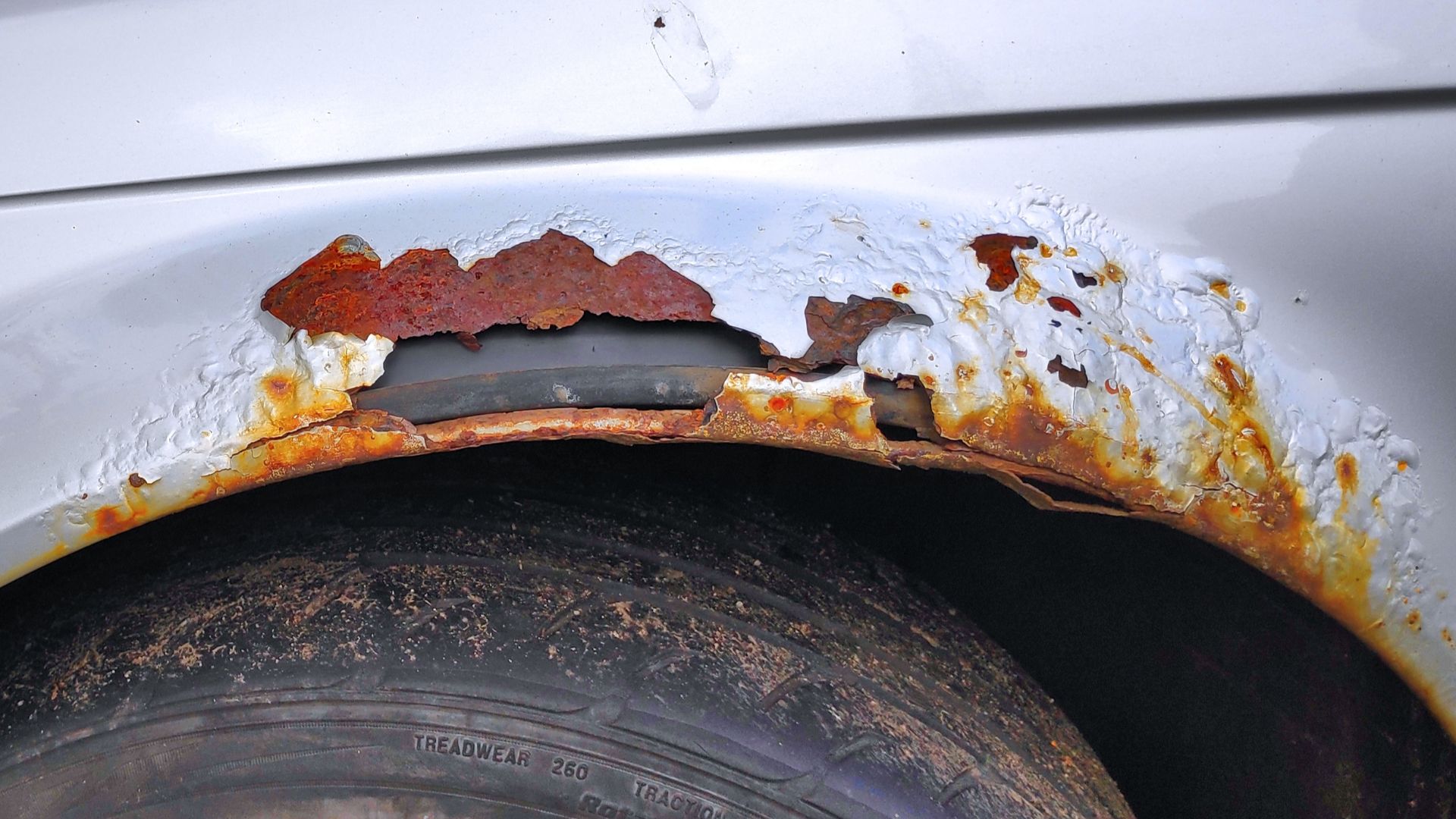 File:Rusty car bodywork rusted through in BMW 318i E46 - free stock photo with attribution CC-BY.jpg