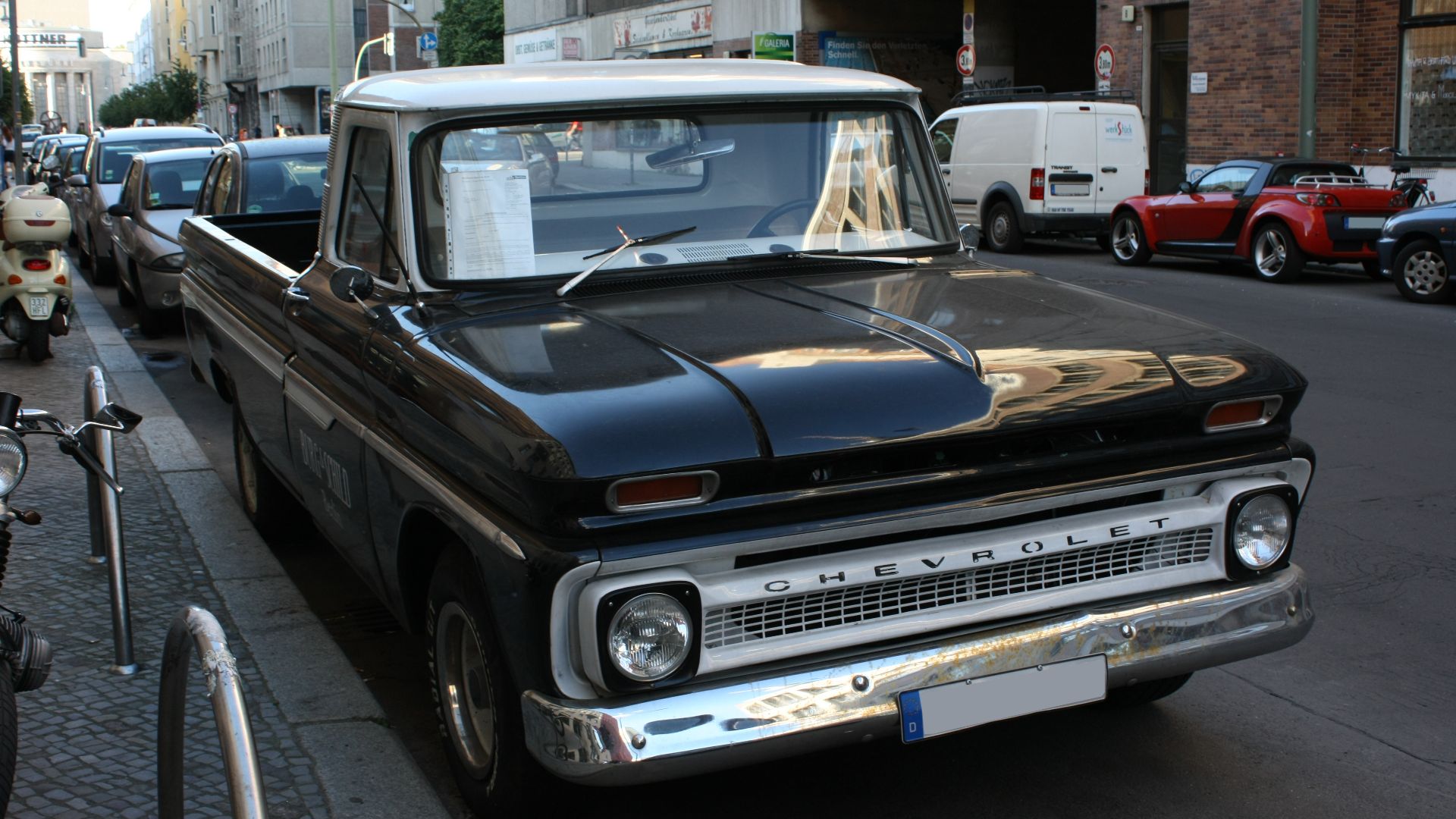 File:Chevrolet C-K Front.jpg