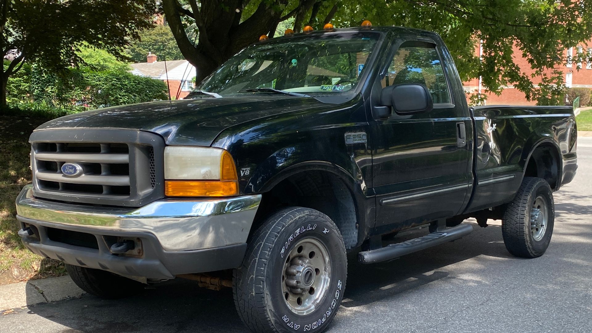 File:1999 Ford F-250 Super Duty in Black Clearcoat, front left, 07-22-2022.jpg