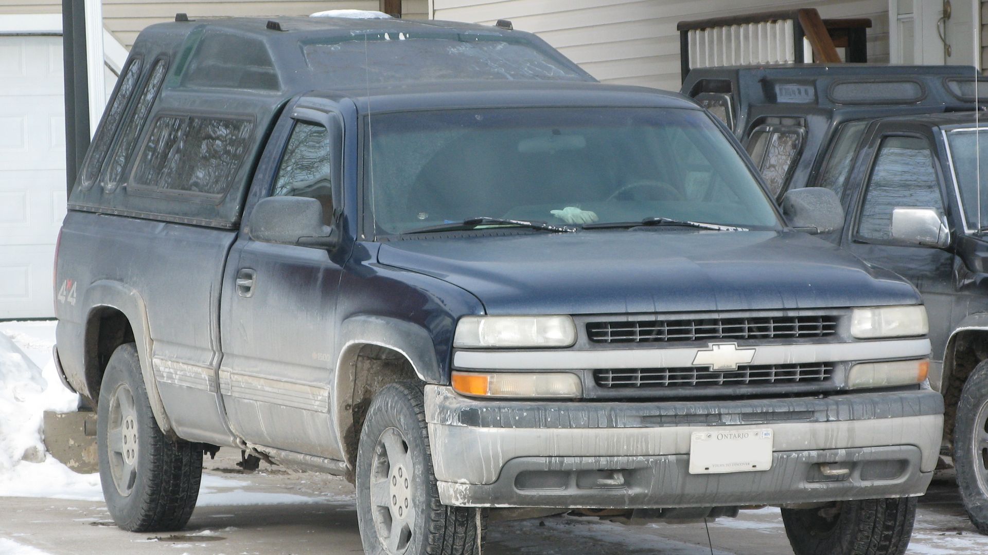 File:1999 Chevrolet Silverado 1500, Front Right, 02-18-2021.jpg