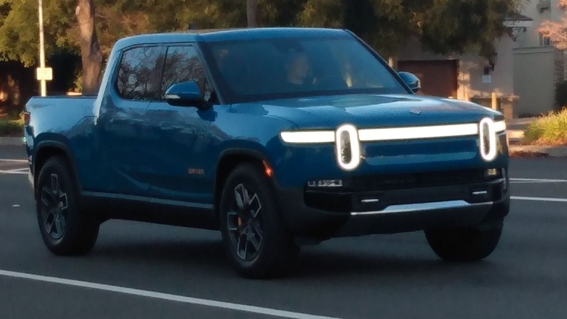 File:2022 Rivian R1T front.jpg
