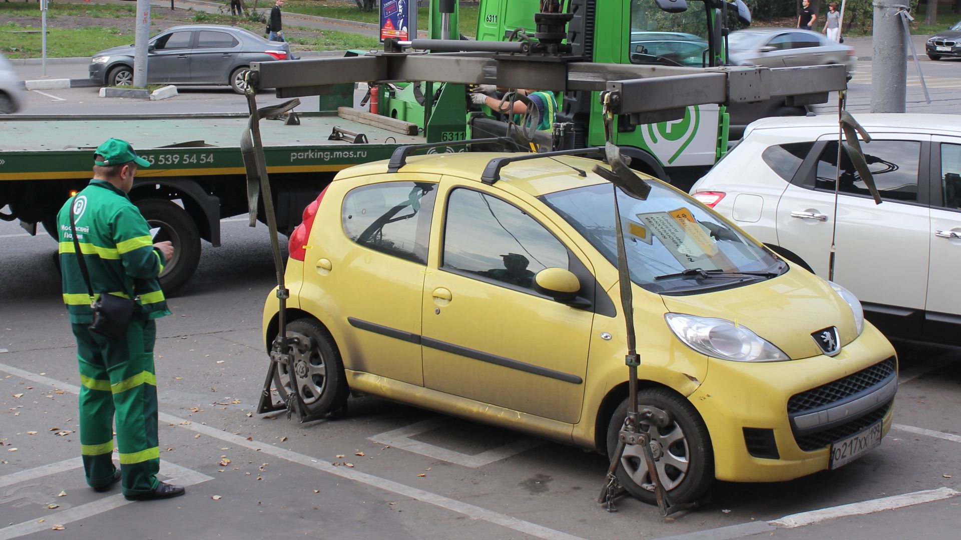 File:Tow truck in Moscow 03.jpg