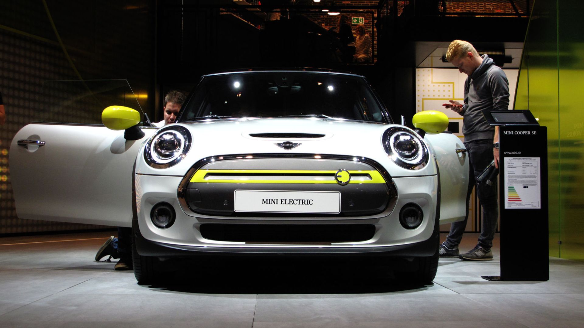 File:Mini Cooper SE Electric (48804801433).jpg