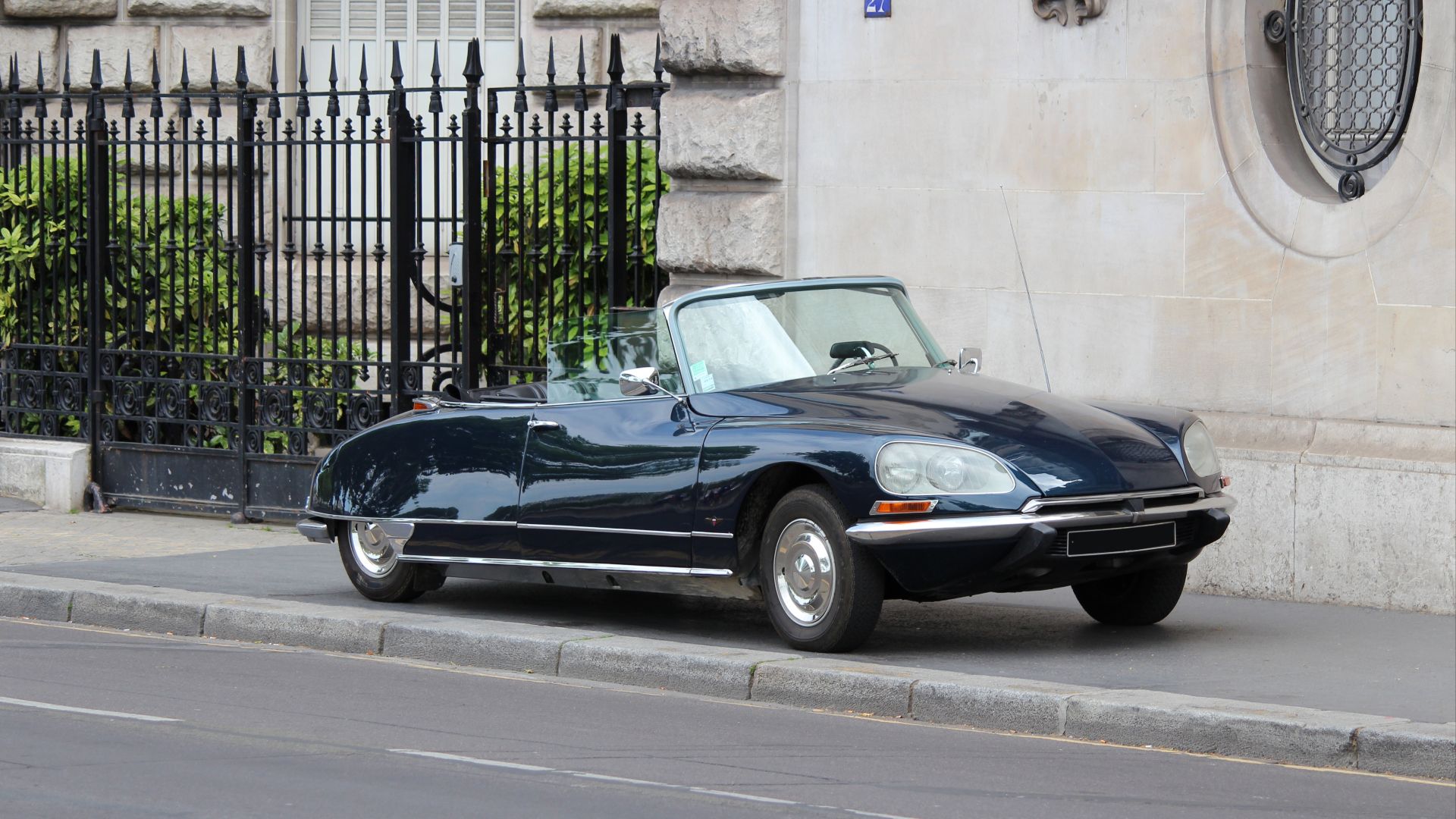 File:Citroën DS 21 27 Quai Anatole France license plate blanked 2012-06-02.jpg