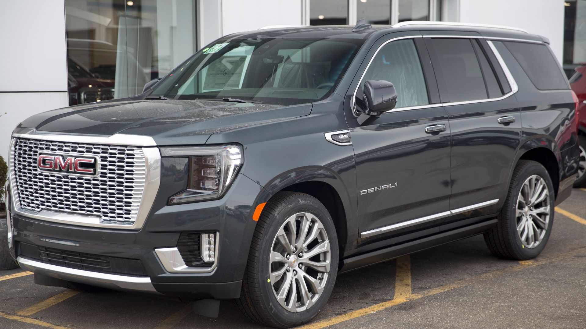 File:2021 GMC Yukon Denali in Hunter Metallic, front left.jpg