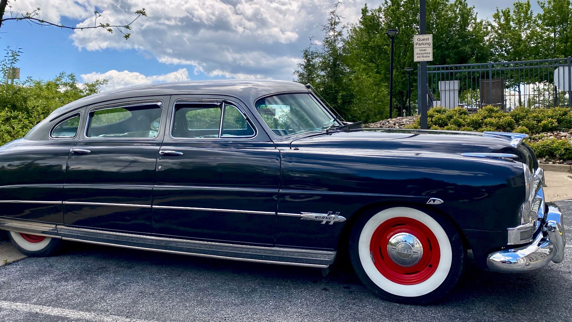 File:1953 Husdon Hornet four-door sedan two-tone at 2021 Doc's meet Virginia 05of10.jpg