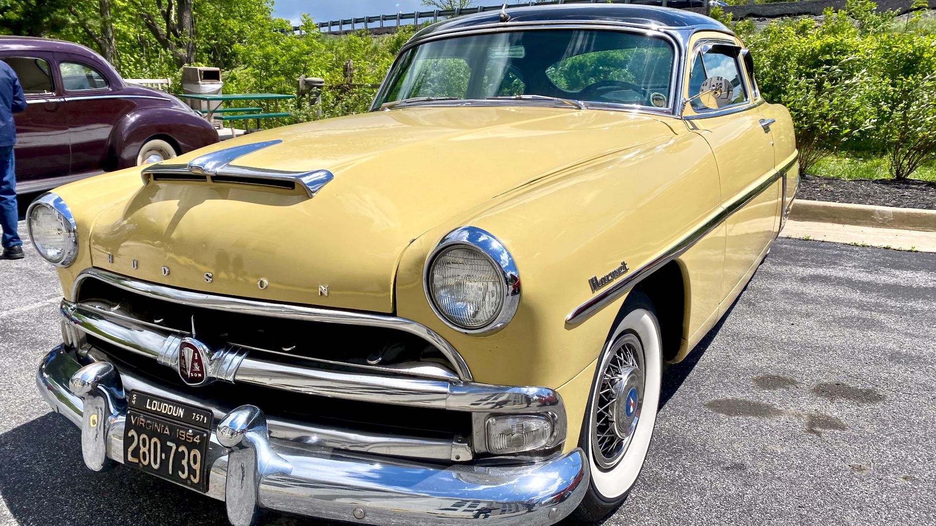File:1954 Hudson Hornet two-door sedan in yellow and black with Twin H-power 2021 VA 1of8.jpg