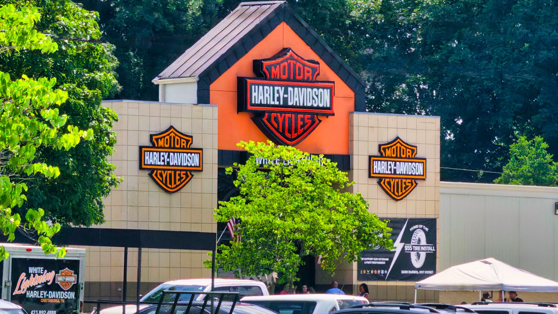 File:A Harley-Davidson dealer in Chattanooga, Tennessee 01.jpg