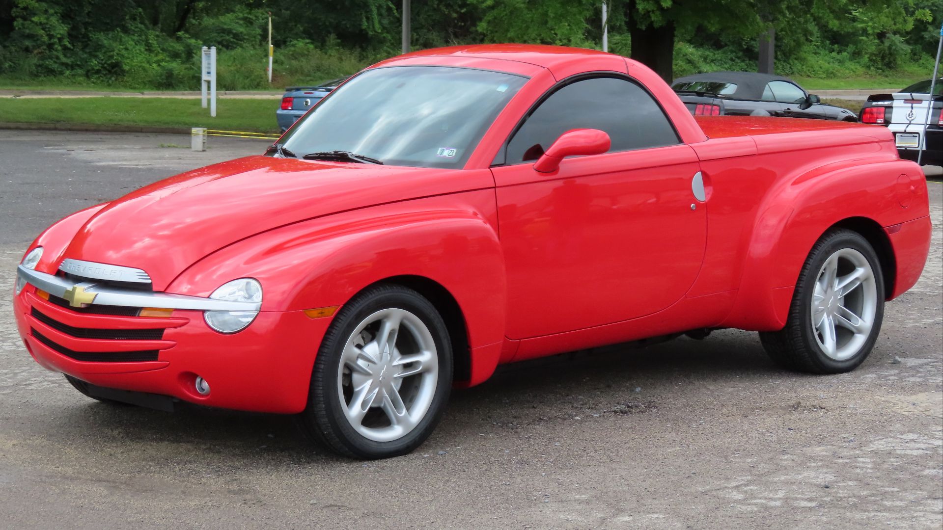 File:2004 Chevrolet SSR, front left, 07-02-2023.jpg