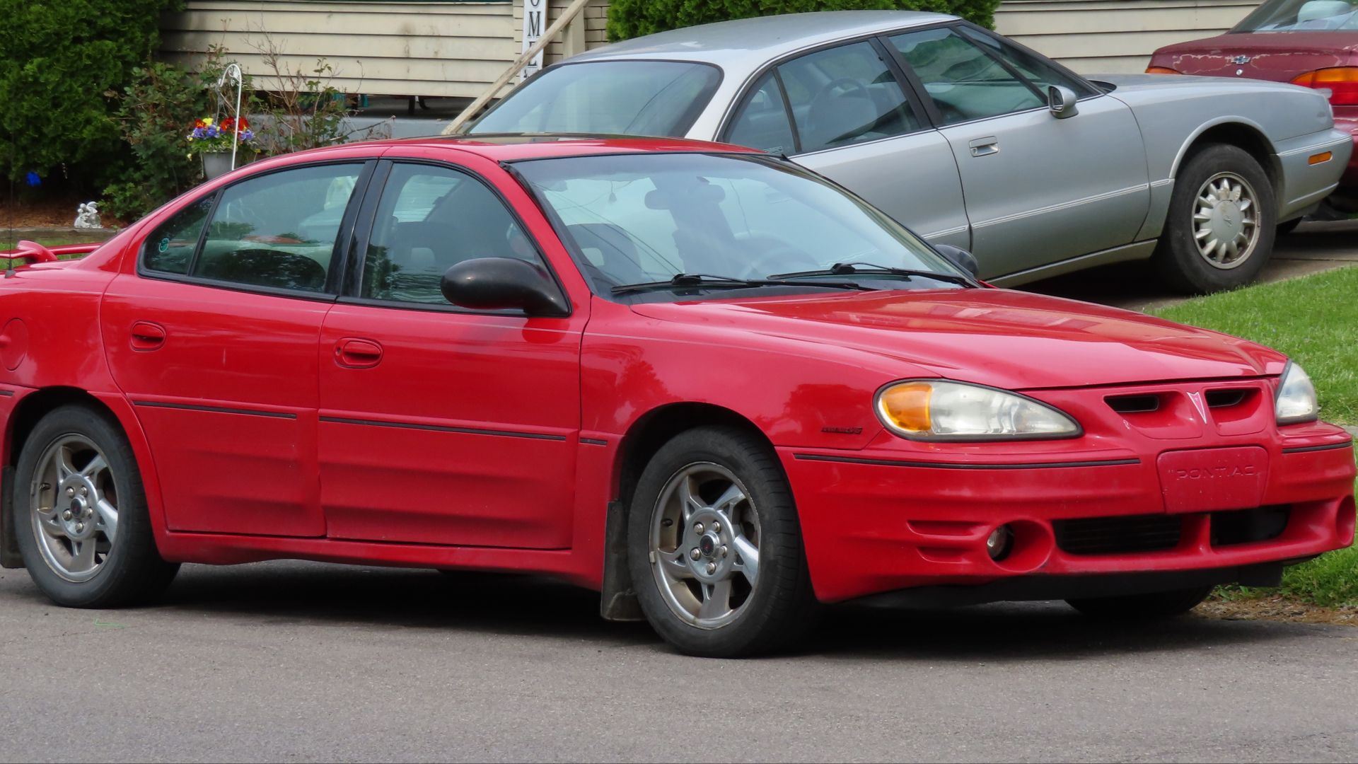 File:2004 Pontiac Grand Am GT Sedan, front right, 05-16-2023.jpg