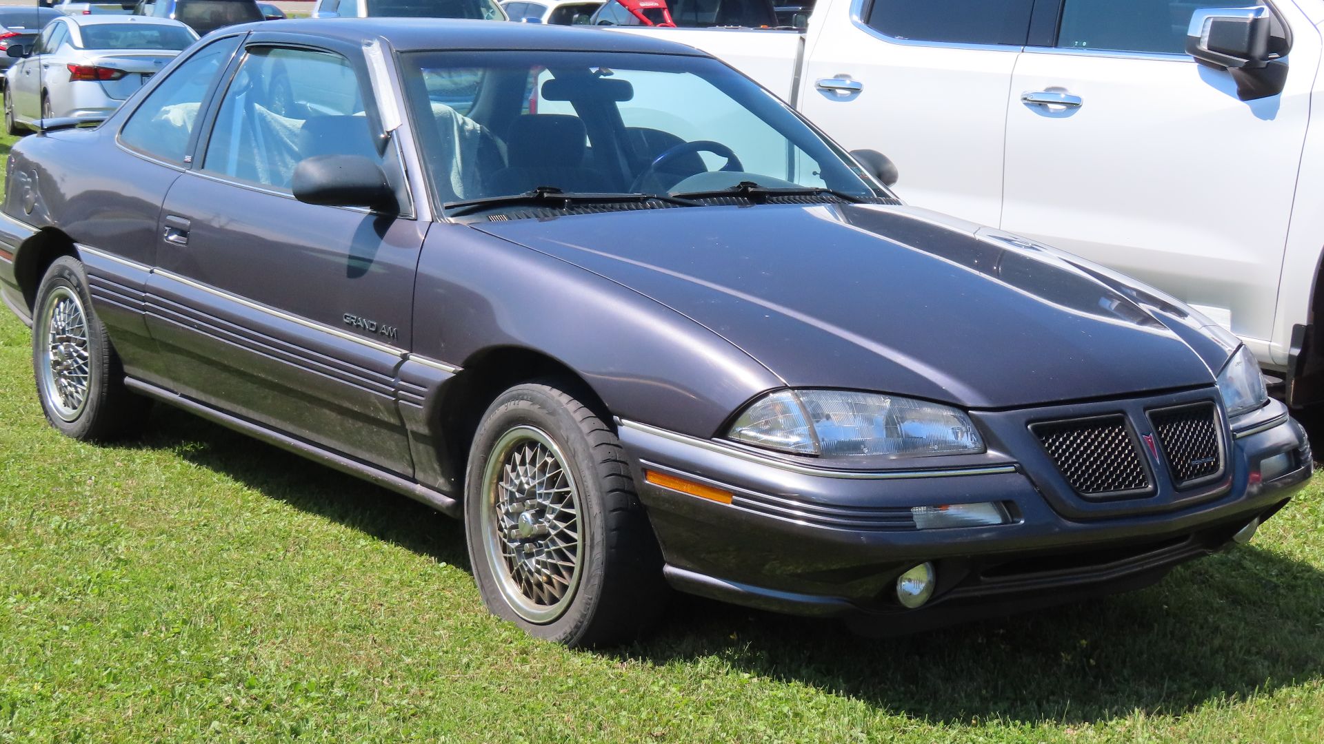 File:1993 Pontiac Grand Am SE coupe, front right, 07-20-2024.jpg