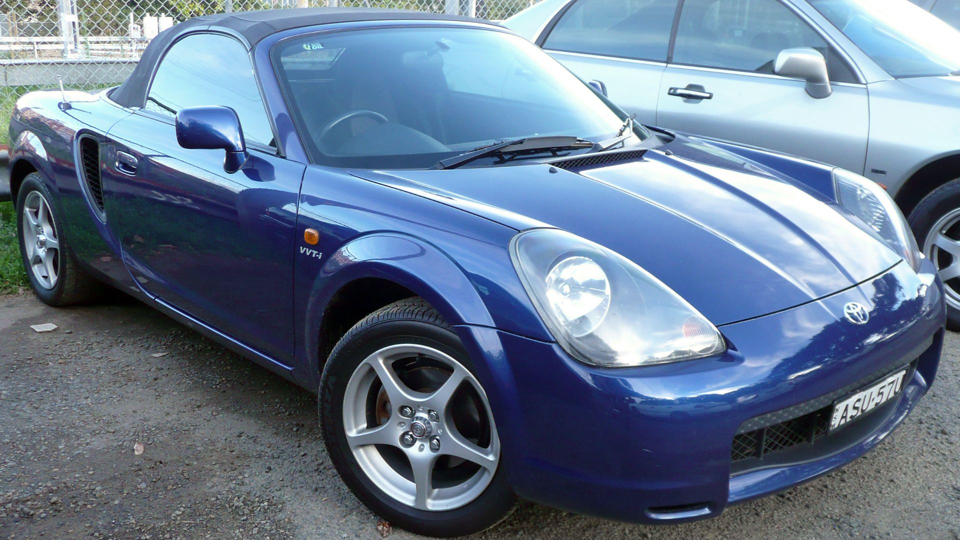 File:2000-2002 Toyota MR2 (ZZW30R) Spyder convertible 01.jpg