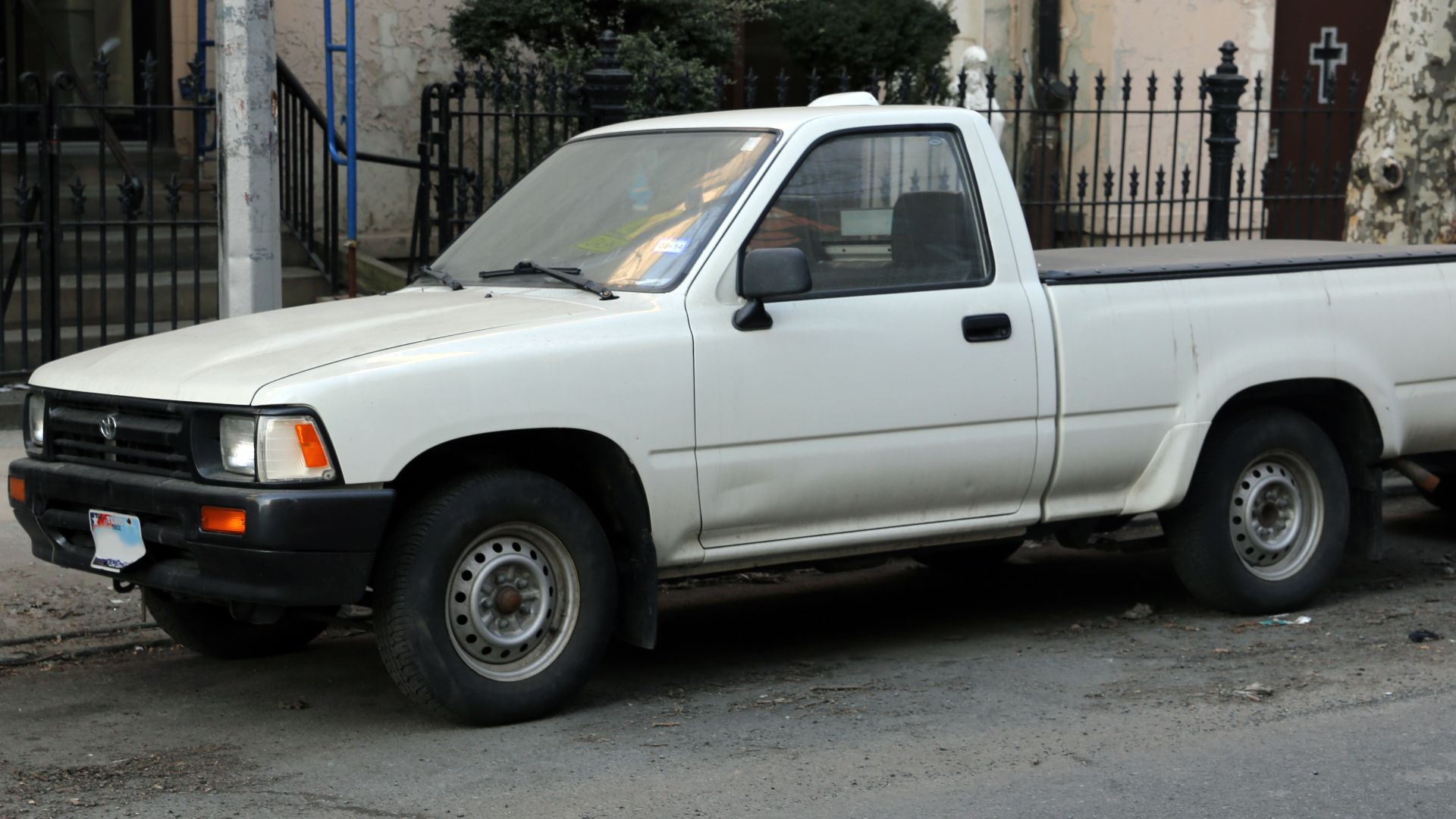 File:1994-1995 Toyota Pickup RN80 (US) front.jpg