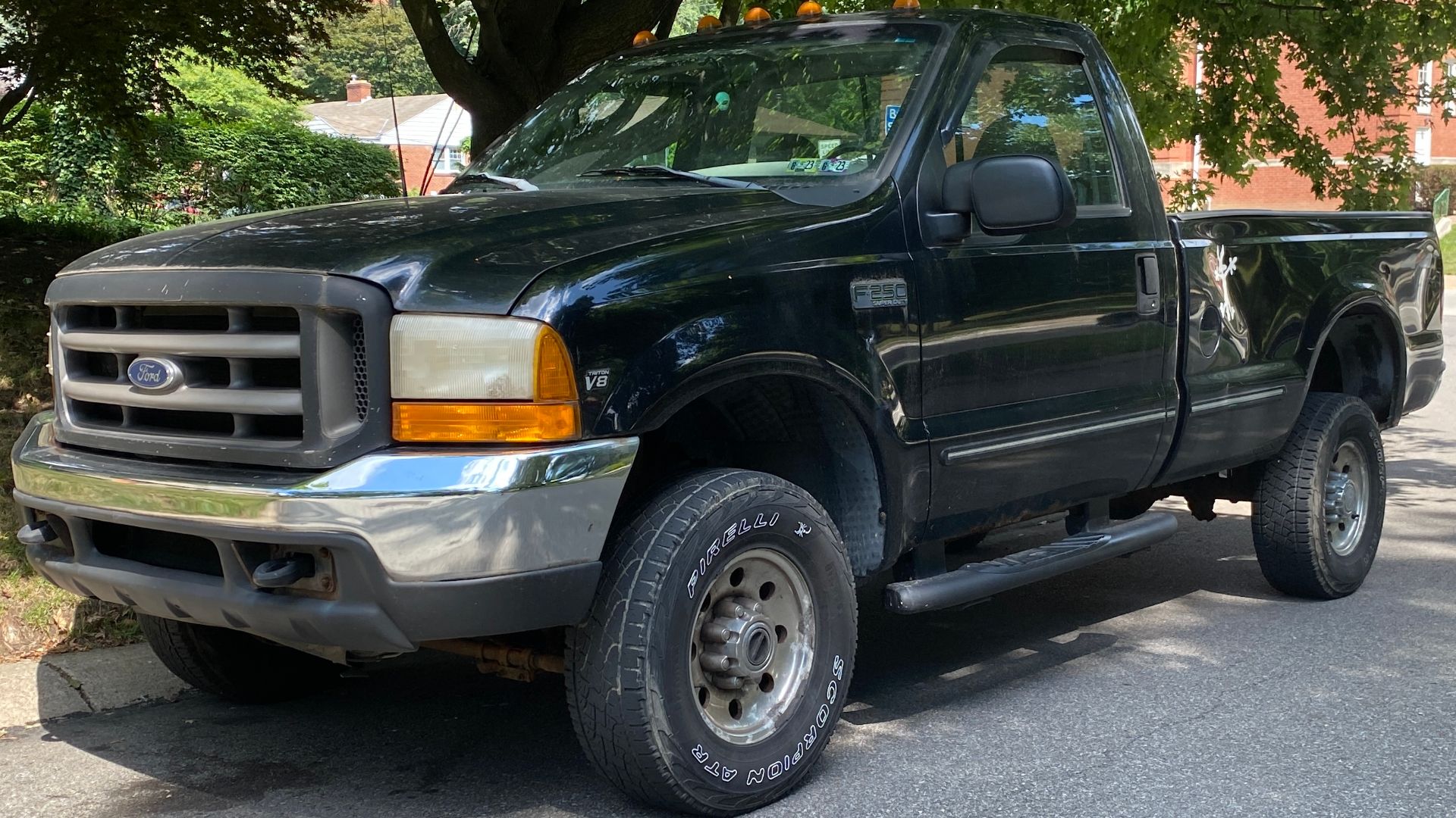 File:1999 Ford F-250 Super Duty in Black Clearcoat, front left, 07-22-2022.jpg