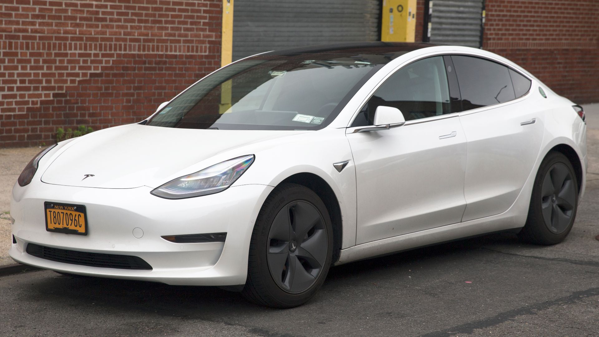 File:2020 Tesla Model 3 on taxi plates, Long Island City (front left).jpg