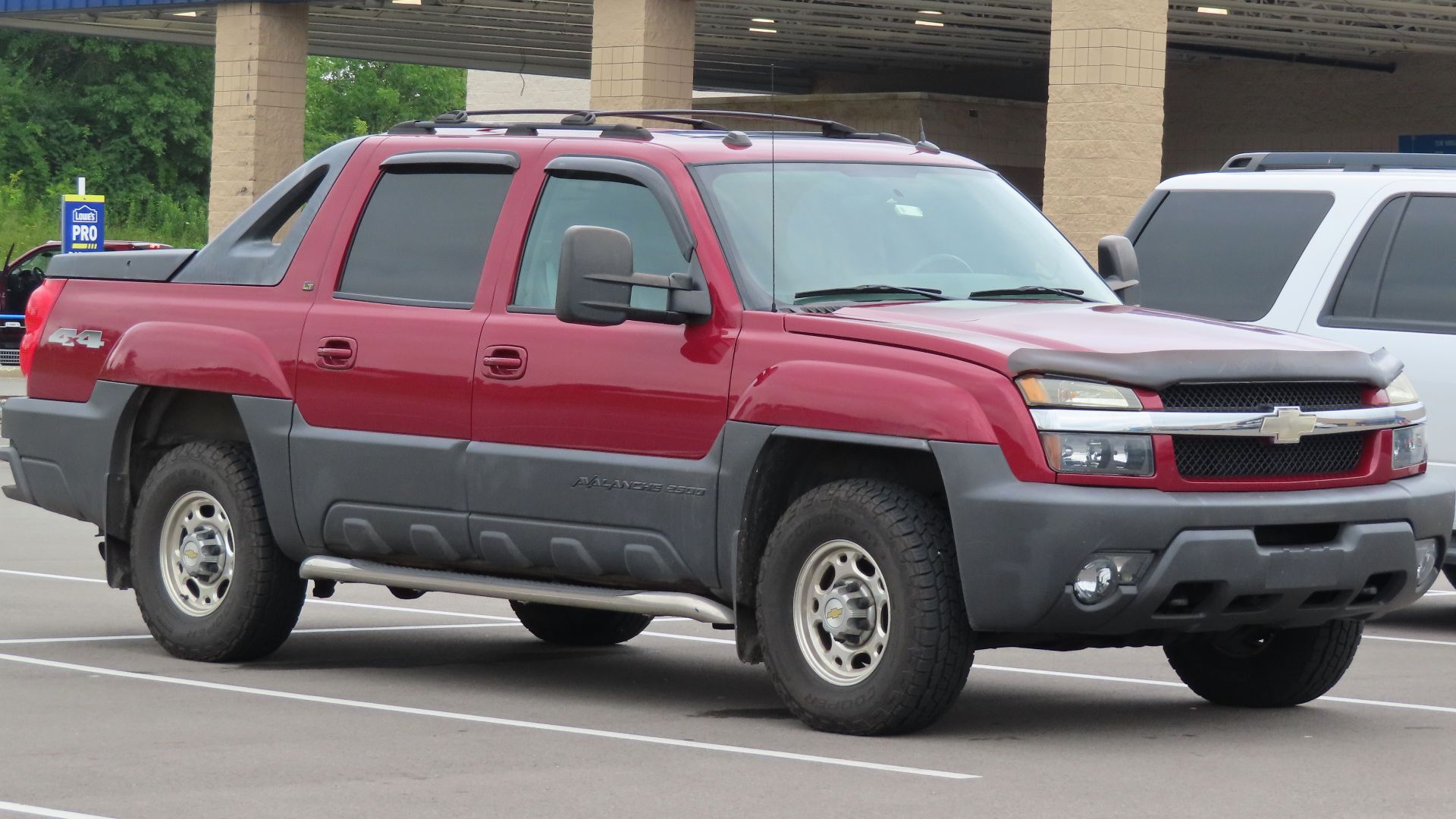 File:2005 Chevrolet Avalanche 2500 4x4 LT, front right, 07-09-2023.jpg