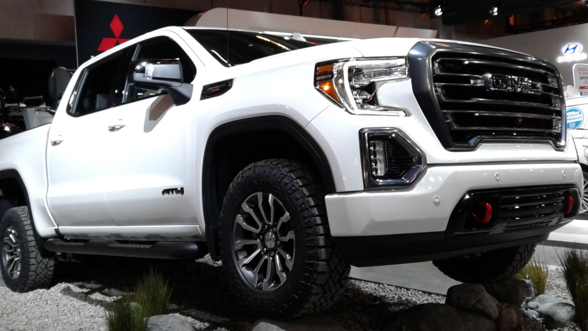 File:2020 GMC Sierra de 4 portes au SIAM 2020.jpg