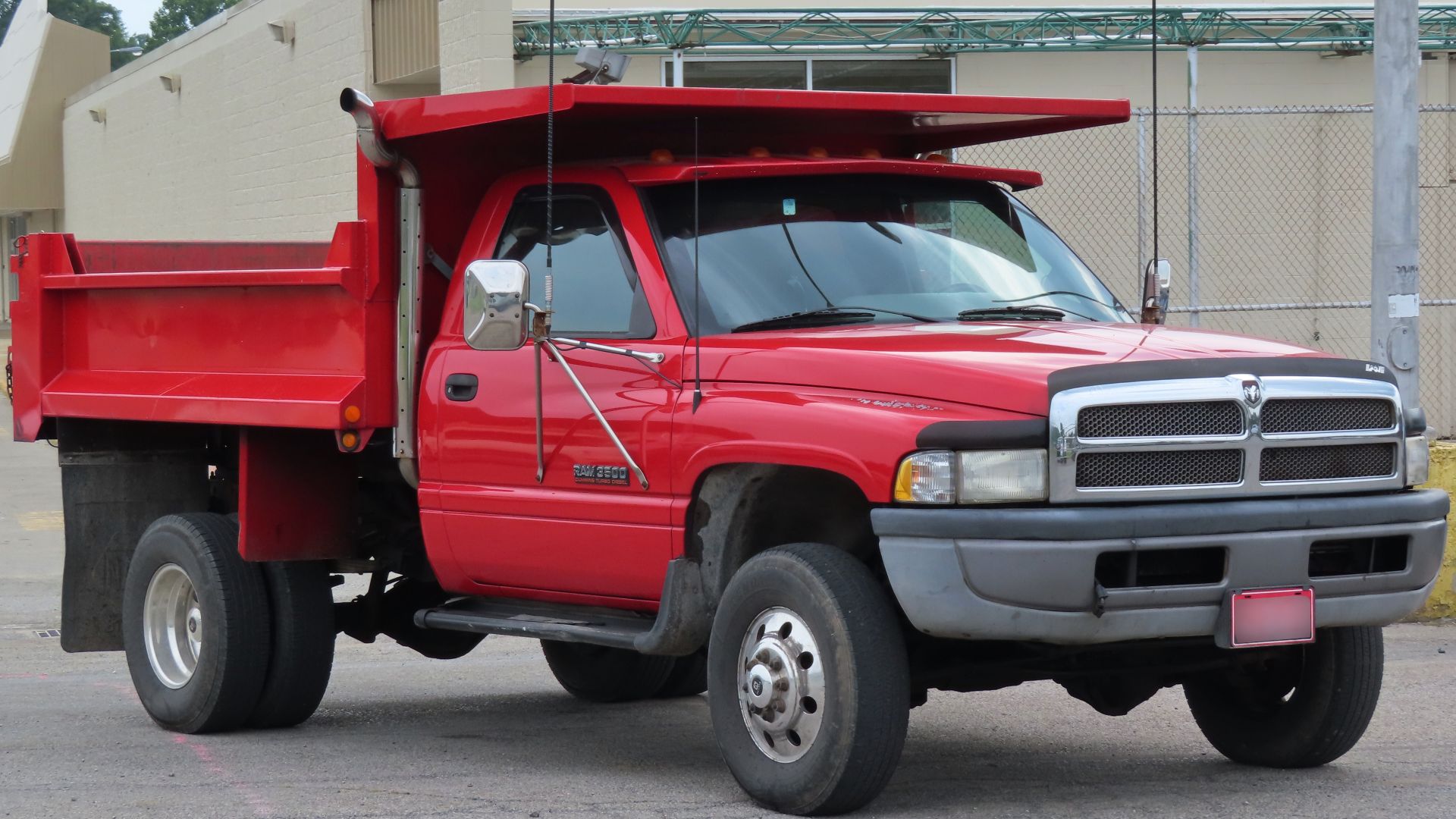 File:1995 Dodge Ram 3500 LT 4x4 chassis cab dually dump truck, front right, 08-05-2023.jpg