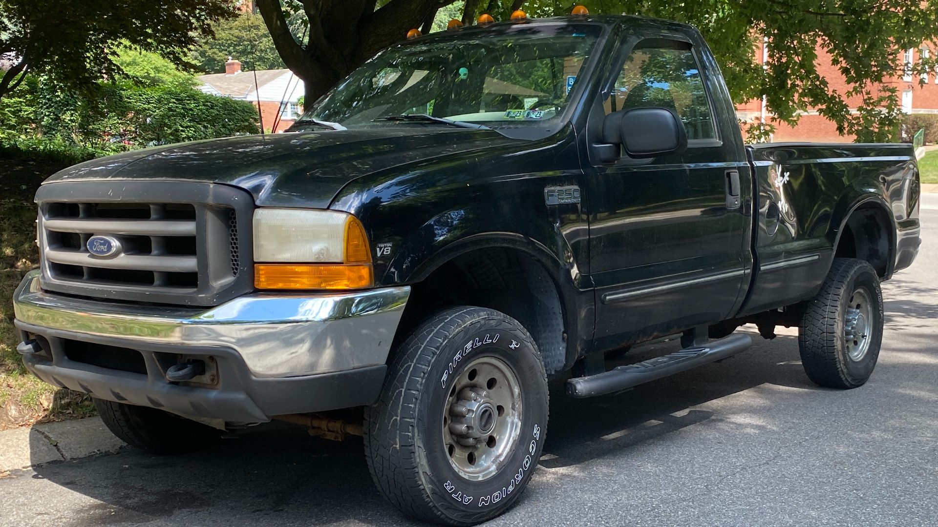 File:1999 Ford F-250 Super Duty in Black Clearcoat, front left, 07-22-2022.jpg