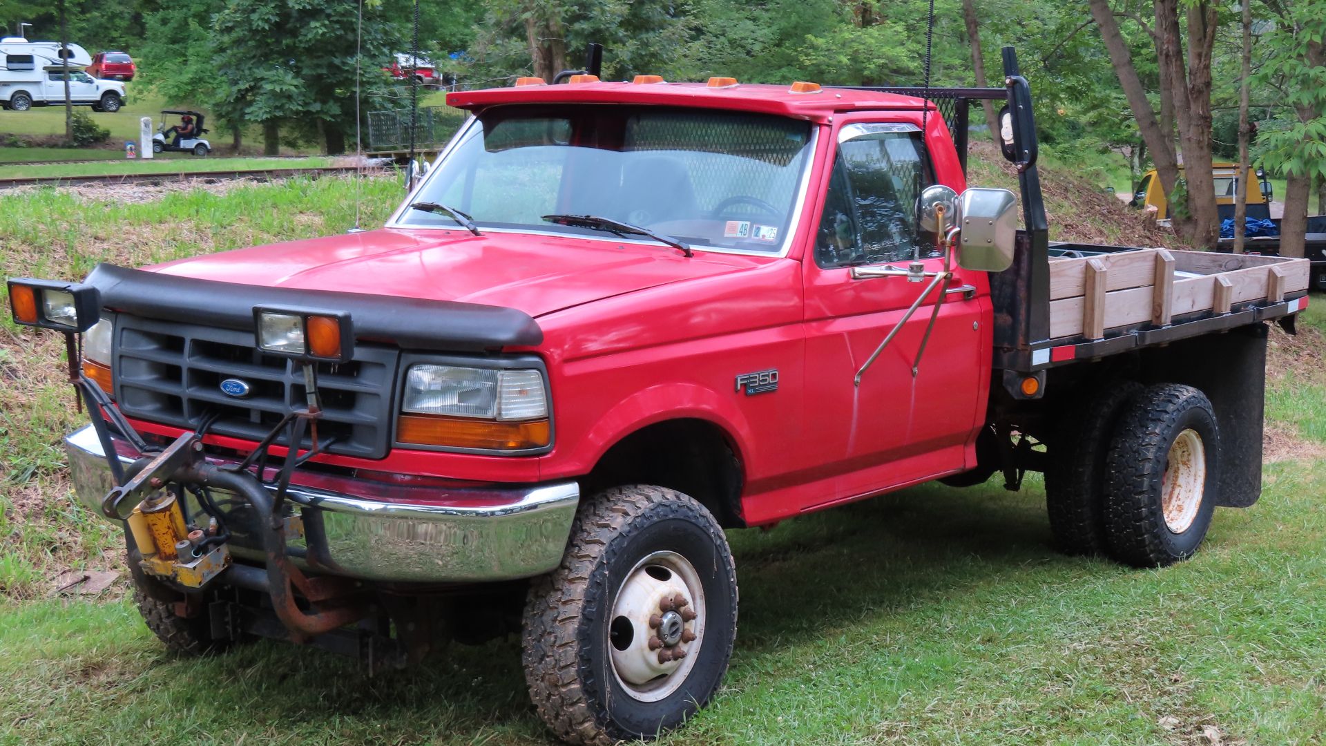 File:1997 Ford F-350 4x4 DRW XL regular cab, front left, 08-03-2024.jpg