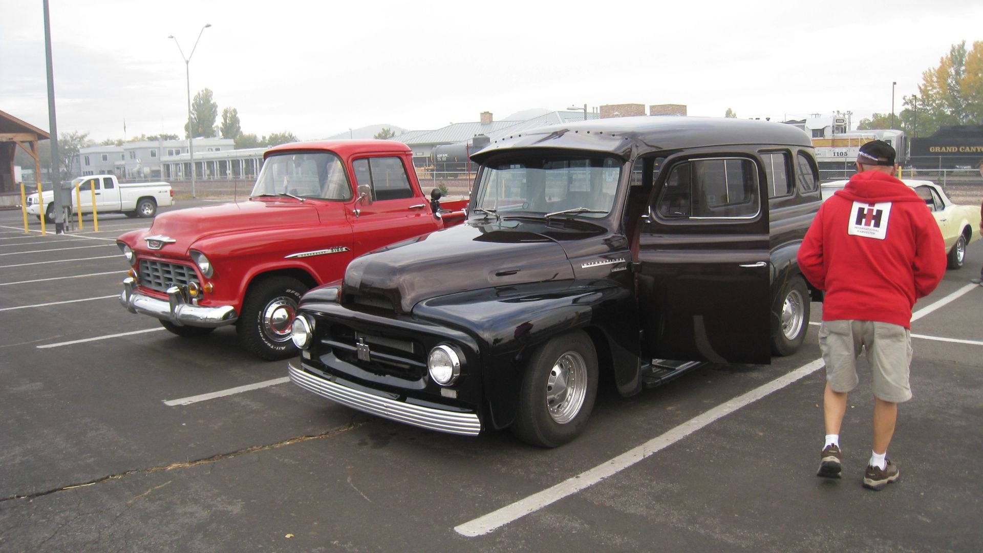 File:1953 International Harvester Travelall - 1955 Chevrolet Task-force 3100 pickup.jpg
