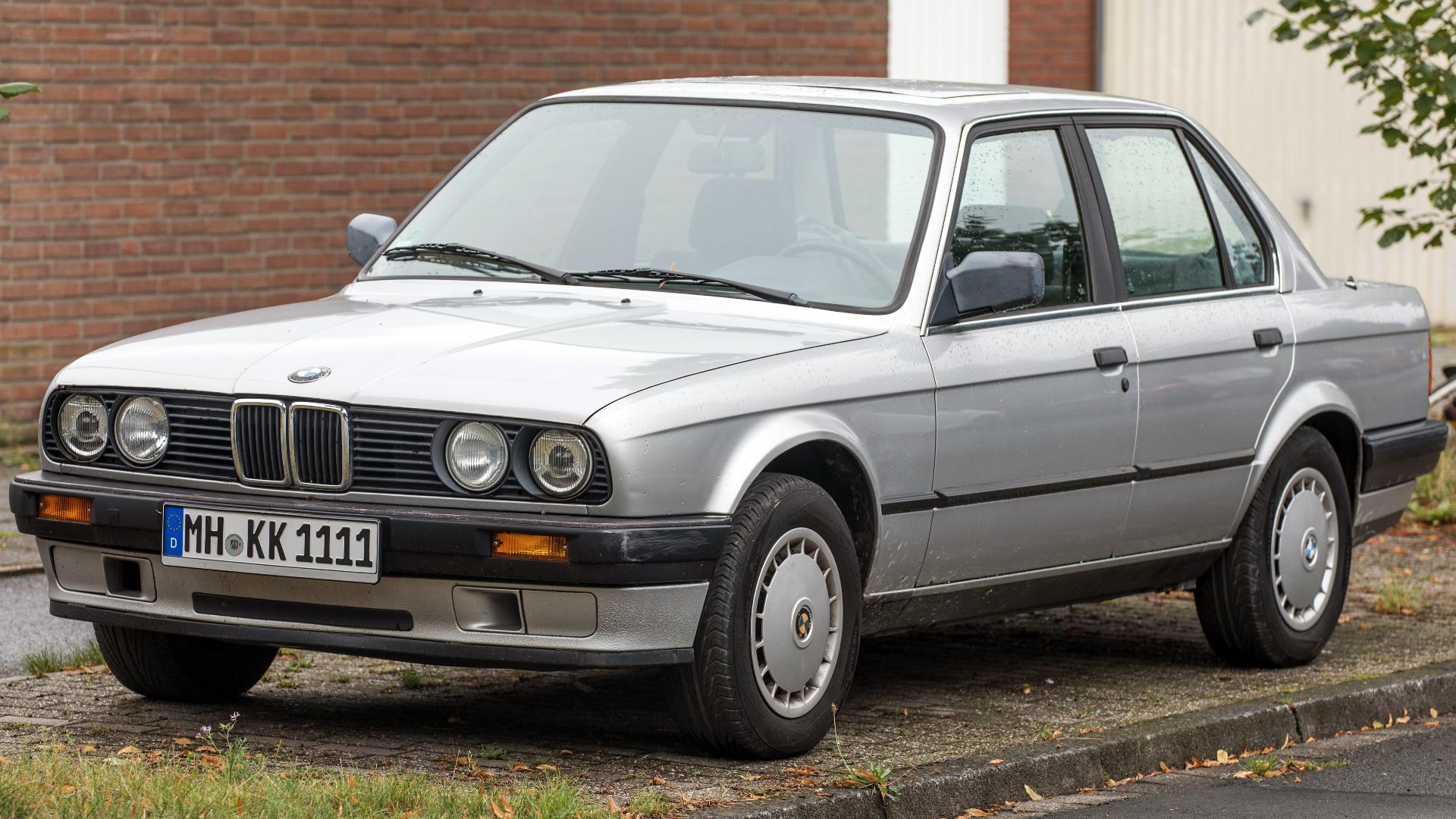 File:BMW E30 in silver (facelift), front left 2024-08-18.jpg