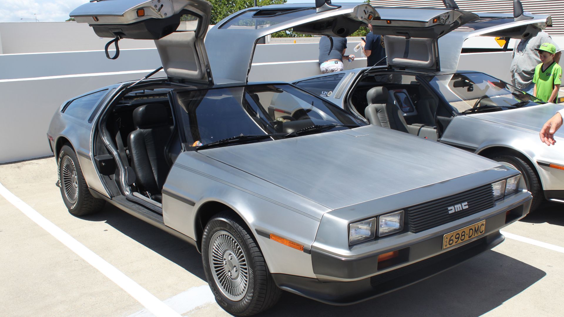 File:DeLorean DMC-12 (15704582713).jpg
