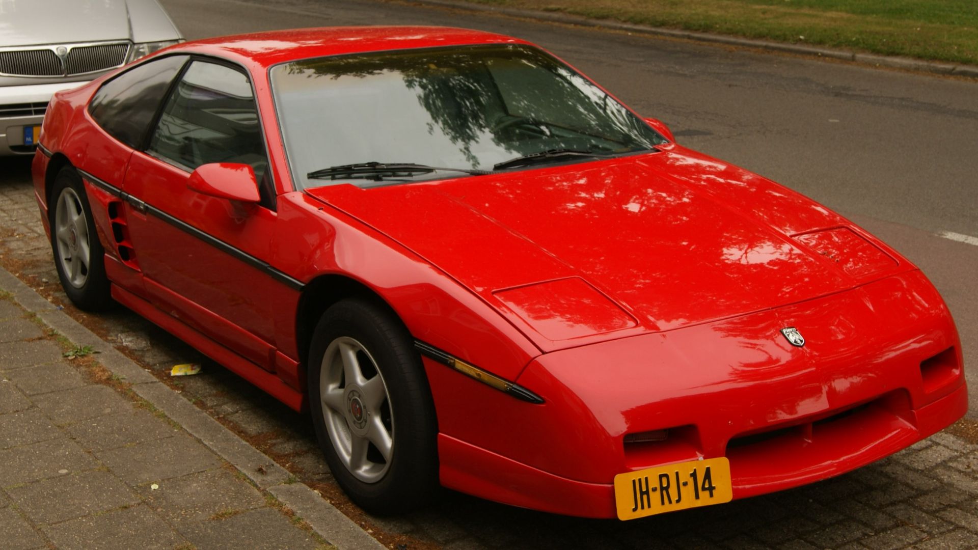 File:1987 Pontiac Fiero GT (9034377678).jpg