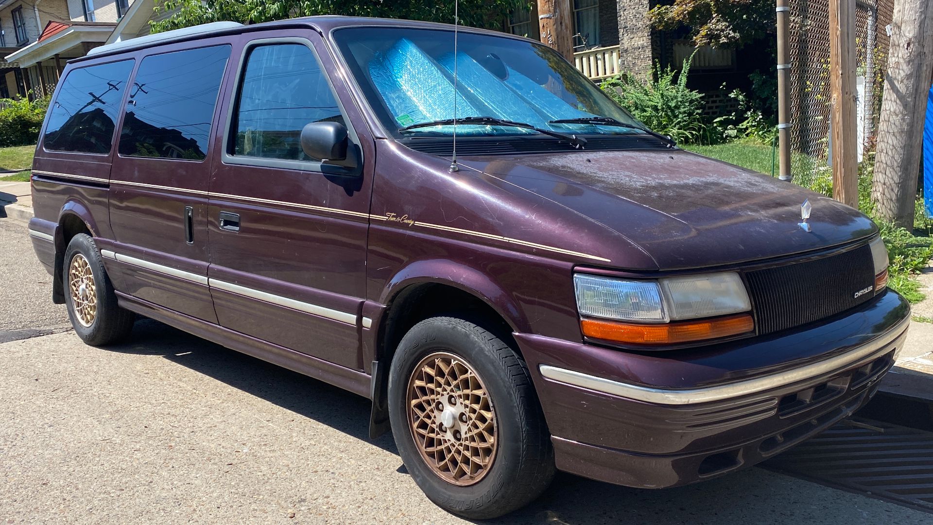 File:1995 Chrysler Town & Country in Wildberry Metallic, front right, 07-03-2022.jpg