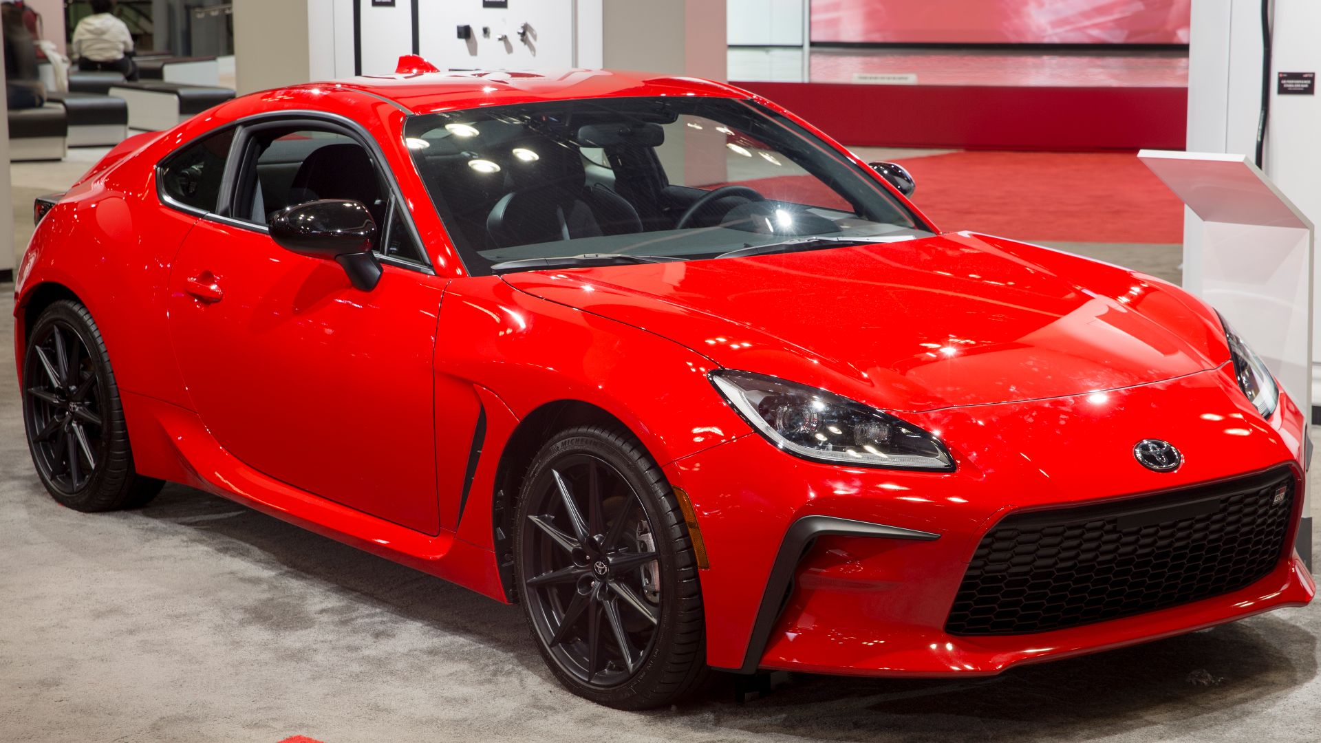 File:2022 Toyota GR86 Premium in Track bRed, front right (NYIAS 2022).jpg