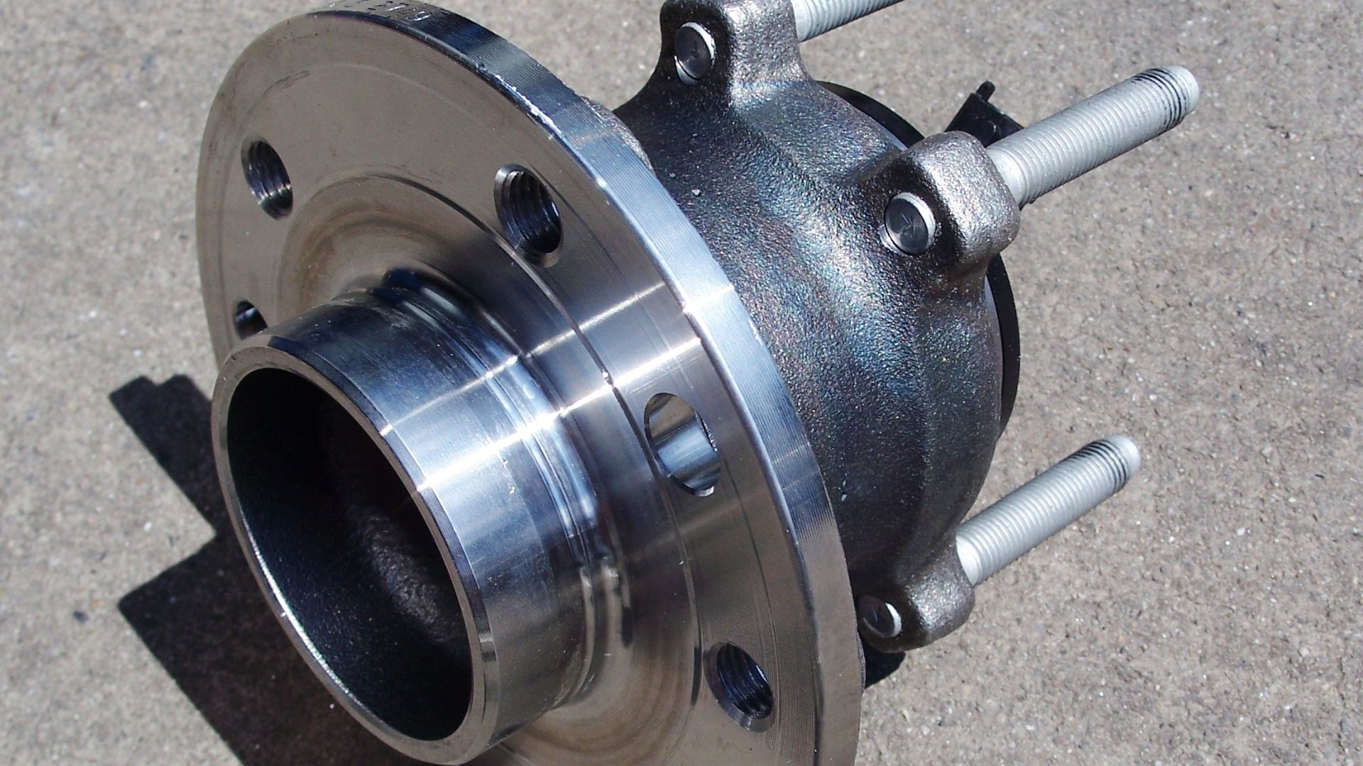 File:Wheel hub assembly.jpg