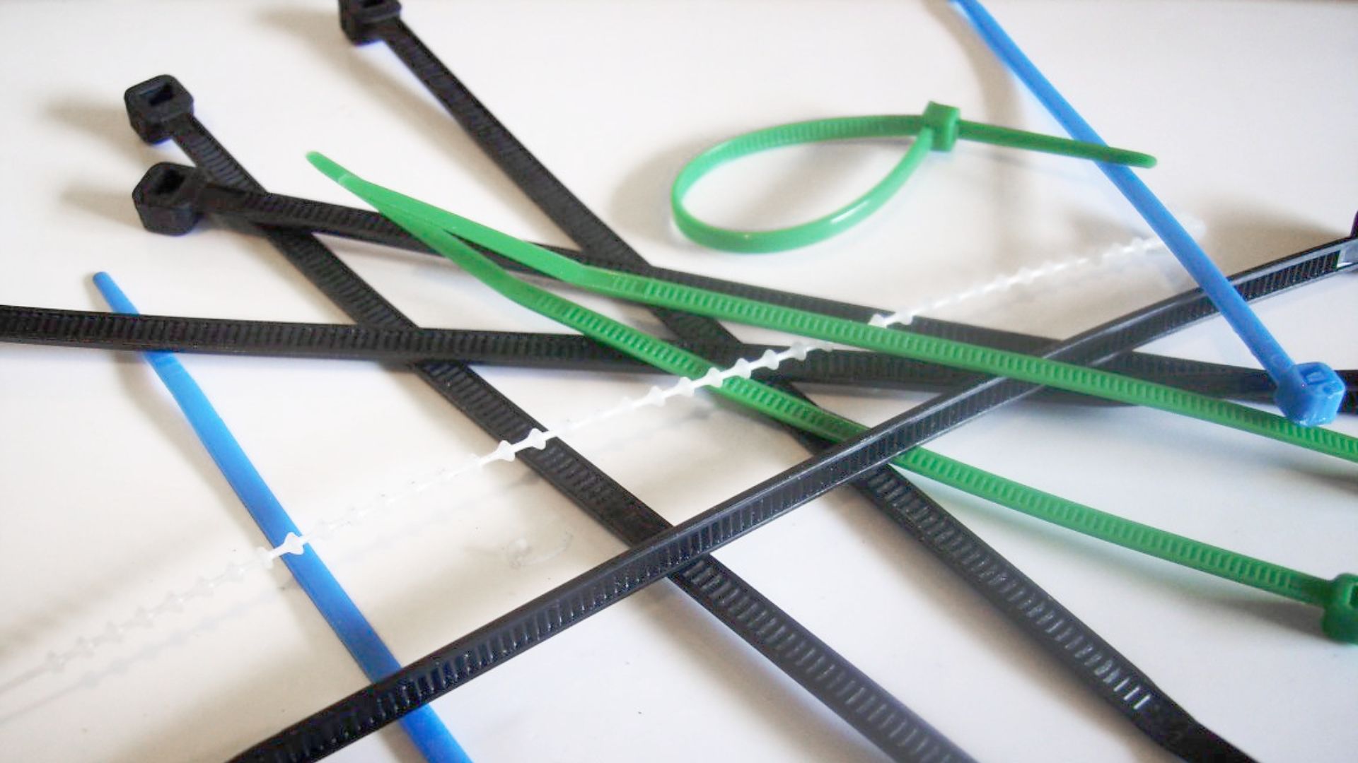File:Cable ties.jpg