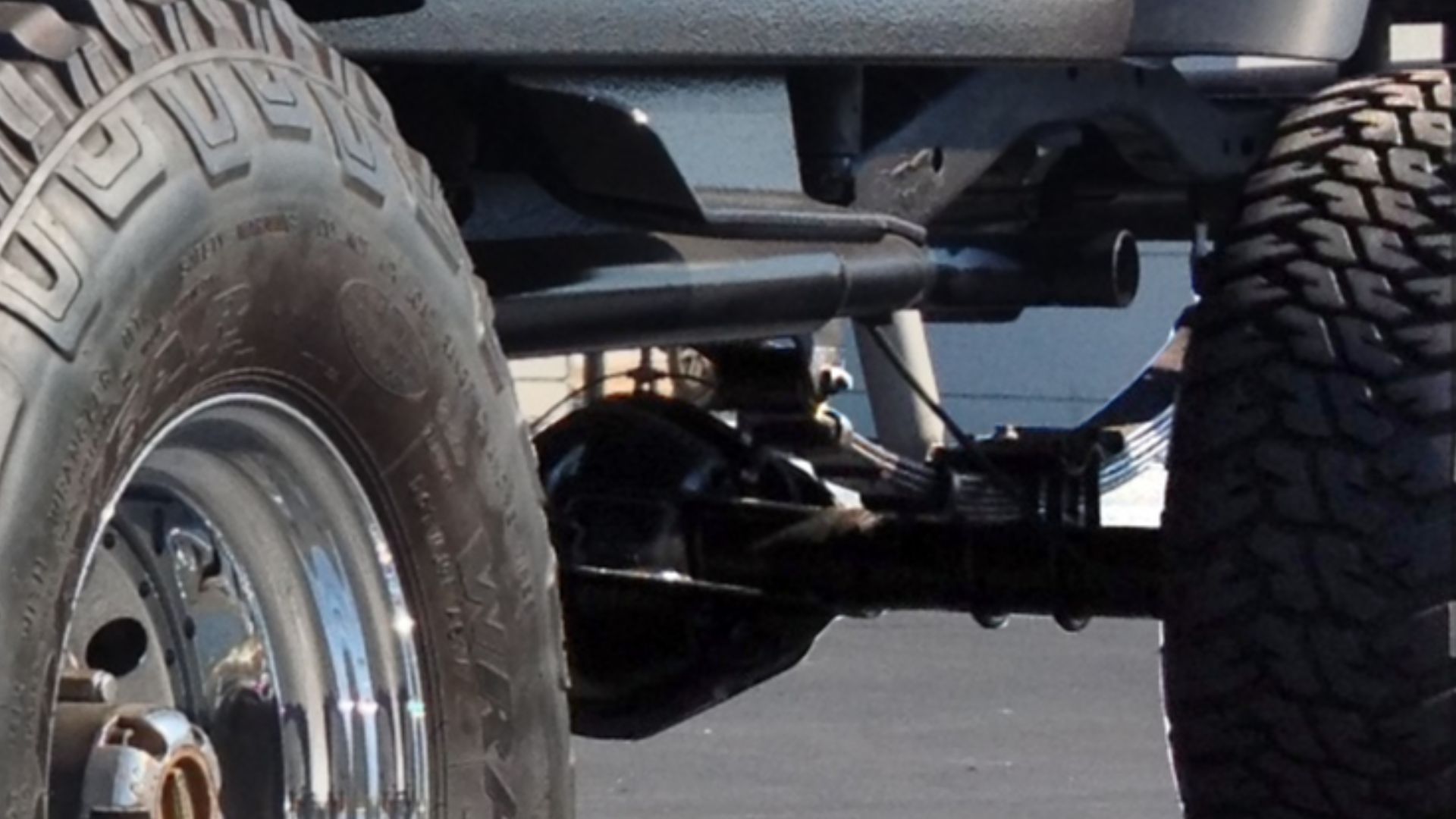 File:Jeep CJ 8 Scrambler with lifted car body, detailed view on rear axle with left leaf spring.jpg