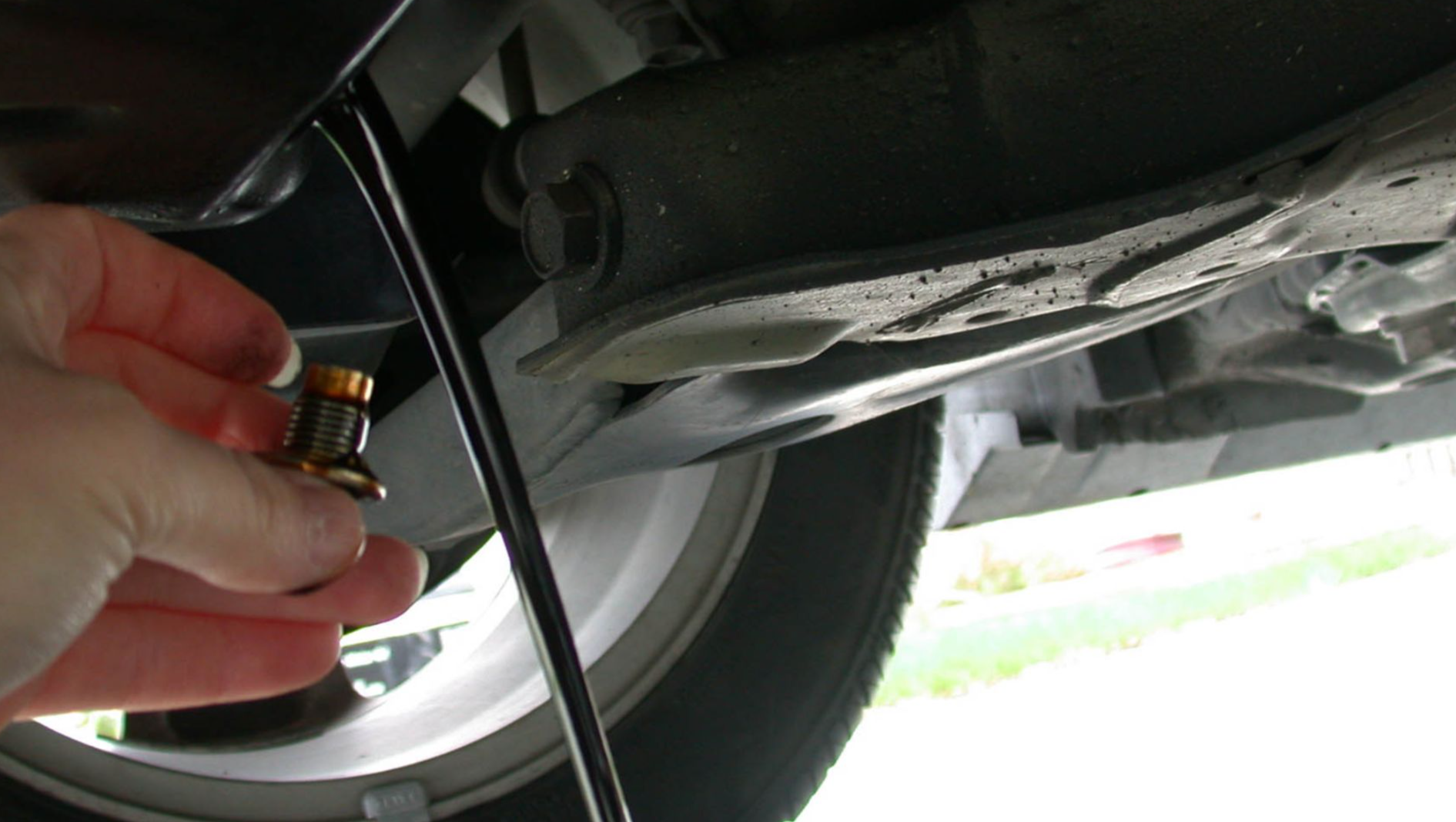 File:Draining motor oil.jpg