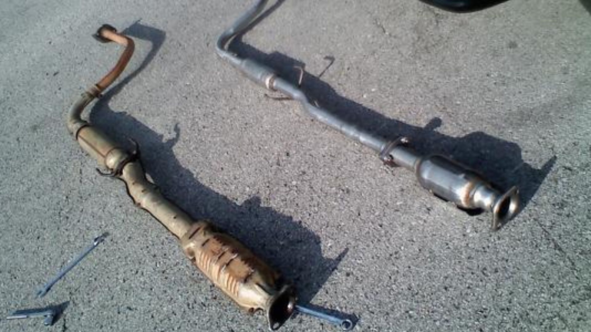 File:CRX b-pipe and catalytic converter.jpg