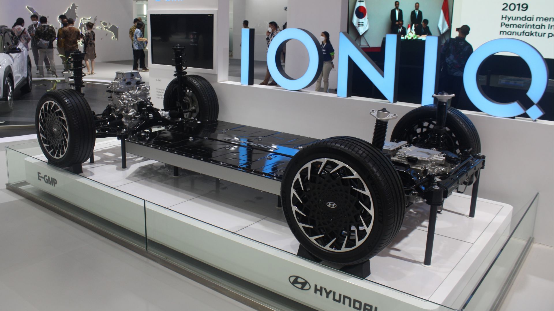 File:Hyundai Electric Global Modular Platform showcase.jpg