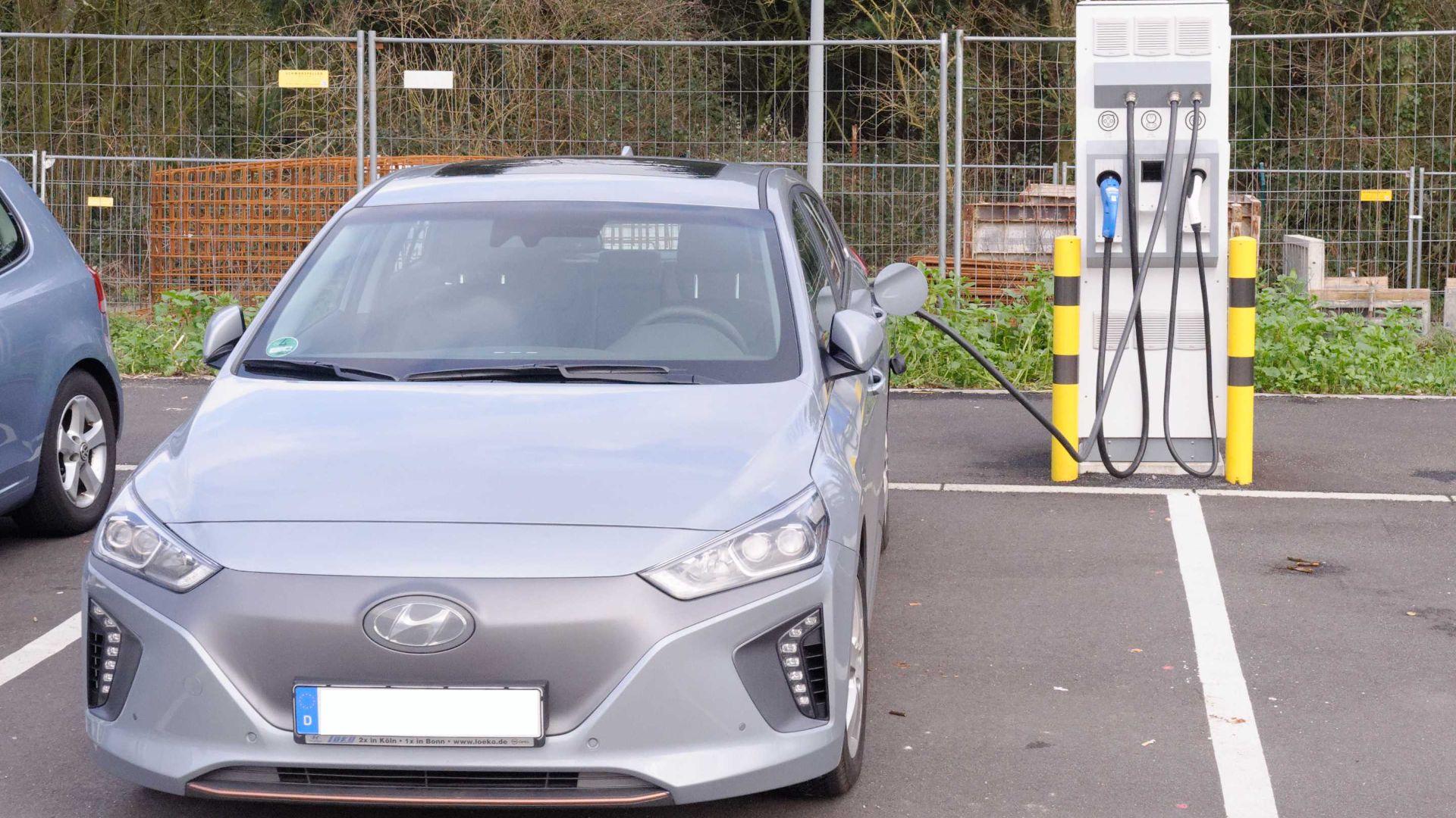 File:Hyundai Ioniq Elektro an einer Serways Ladestation am Rastplatz Hösel an der A3.jpg