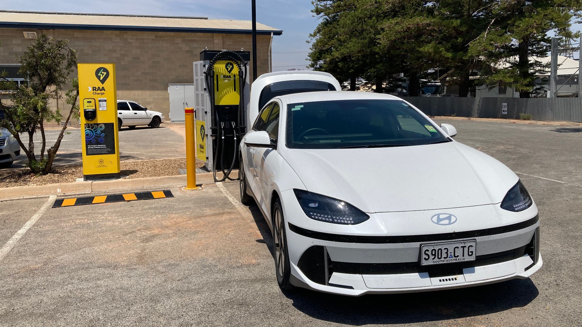 File:RAA EV charging station, Wudinna, South Australia 03.jpg