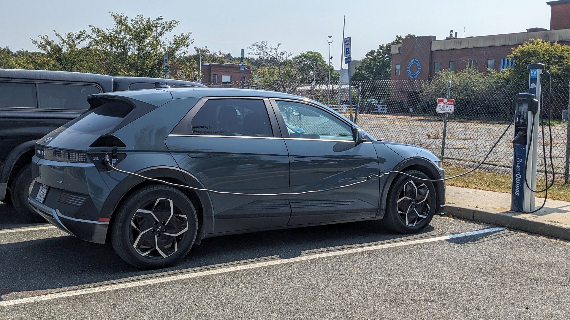 File:ChargePoint EV charging station Greenfield Skate Park 13-25 Chapman Street Greenfield MA September 2024.jpg
