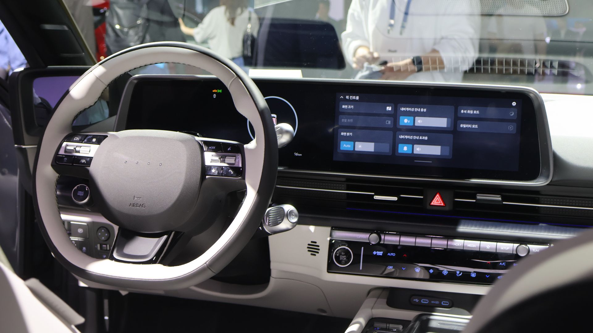 File:Hyundai Ioniq 6 CE1 PE Interior – Seoul Mobility Show 2025 (02).jpg