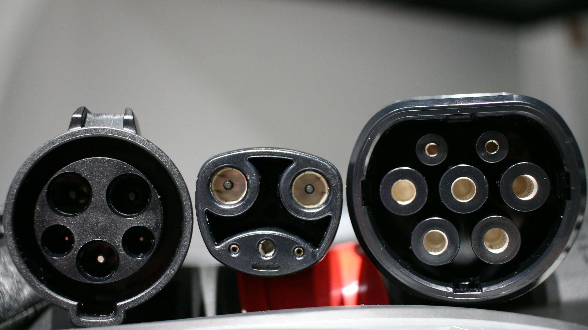 File:Tesla-type-1-inlet-tesla02-outlet-iec-type-2-outlet-background-blur.jpg