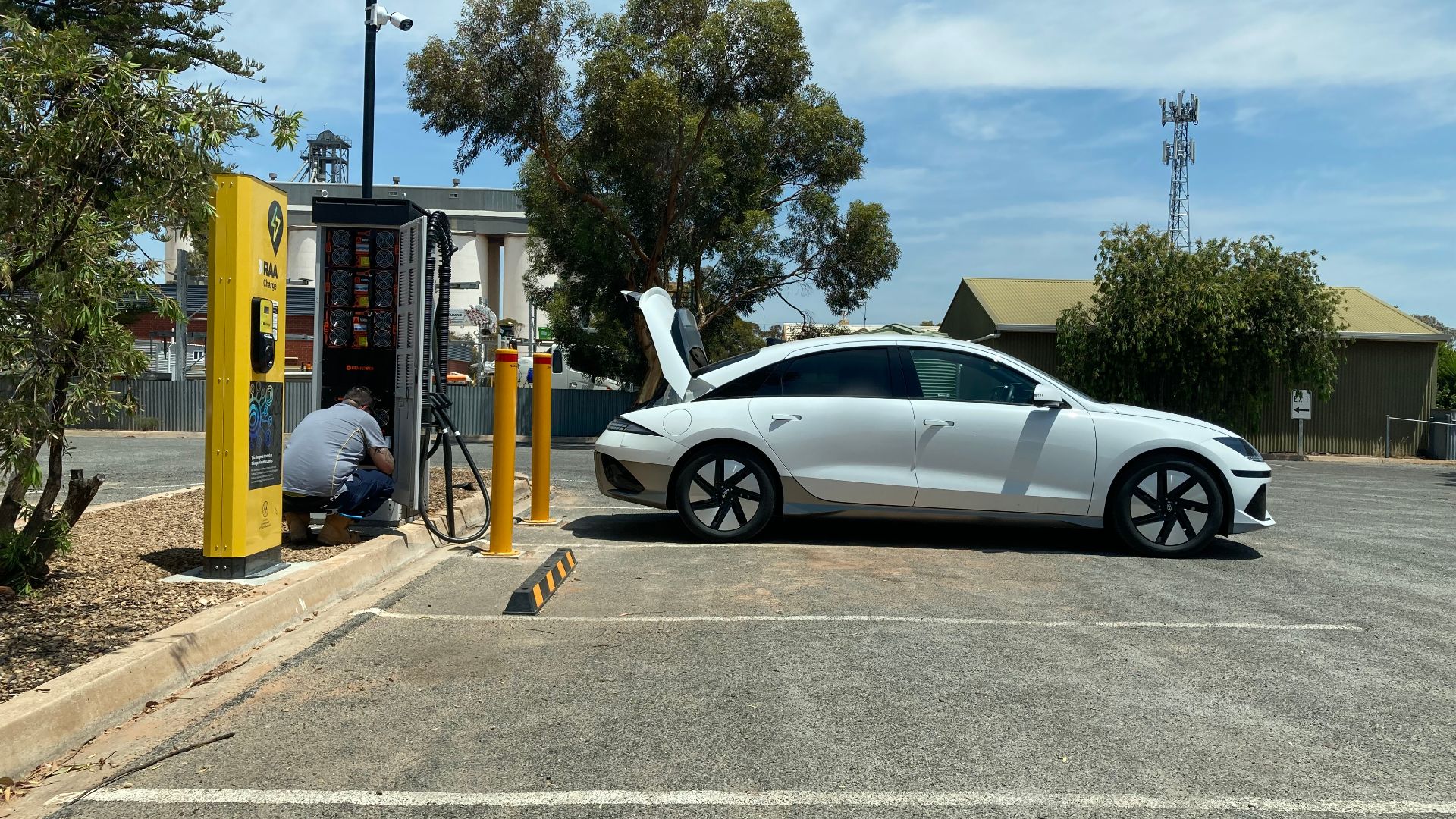 File:RAA EV charging station, Wudinna, South Australia 02.jpg