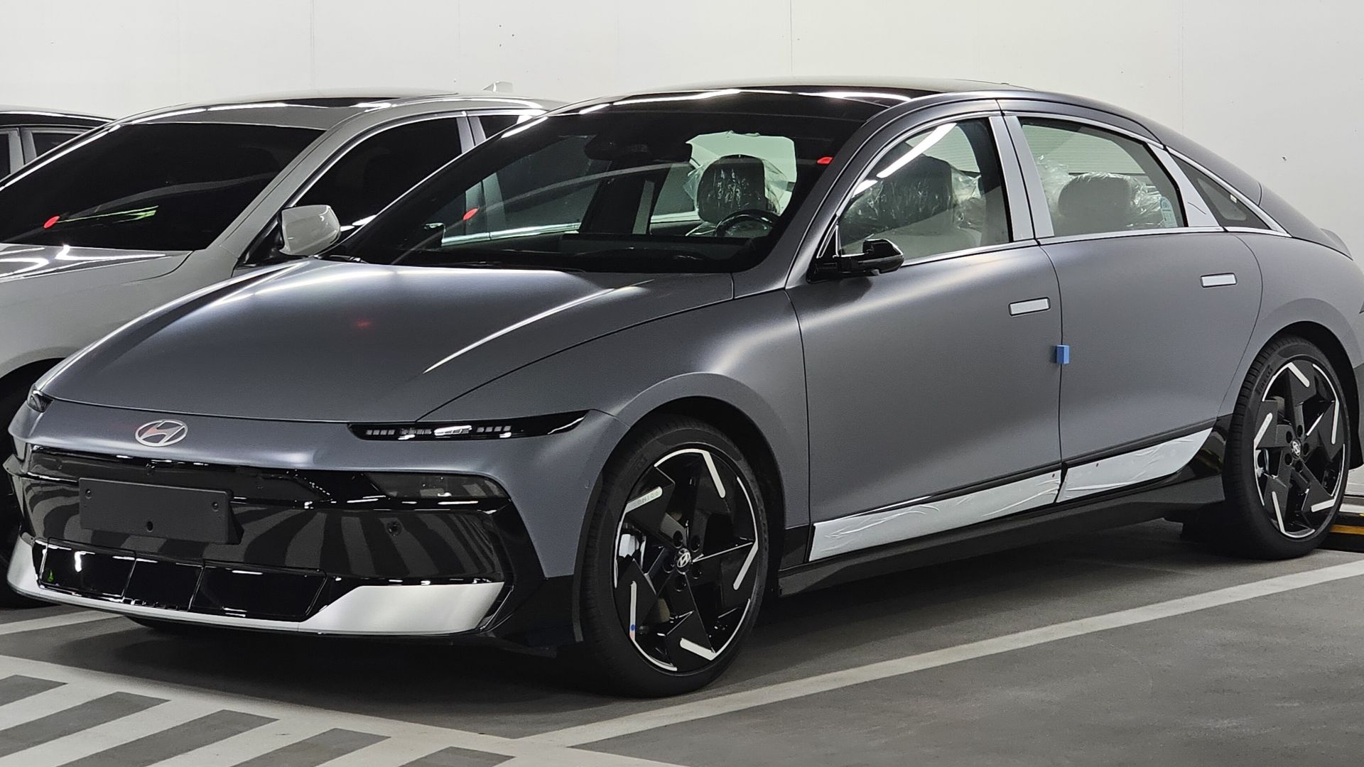 File:Hyundai IONIQ 6 CE1 PE Transmission Blue Matte (11) (cropped).jpg