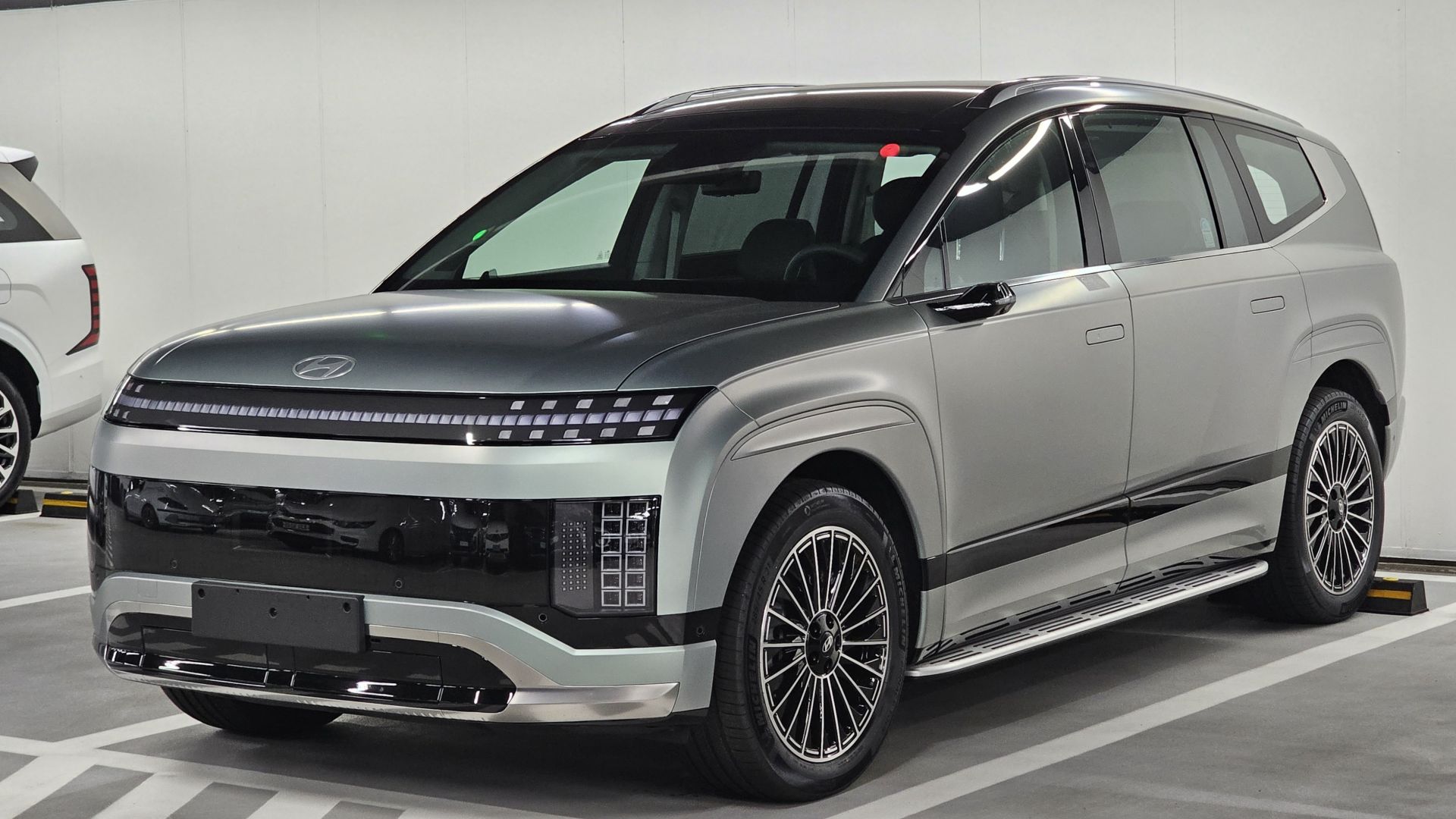 File:Hyundai IONIQ 9 Calligraphy ME1 Celadon Gray Matte (9).jpg