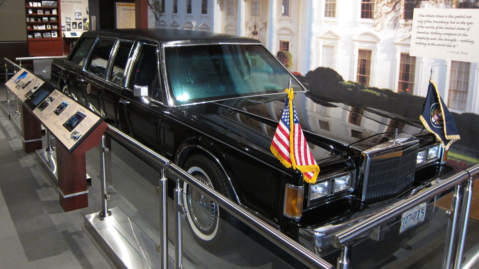File:1989 Lincoln Town Car George Bush Library.jpg